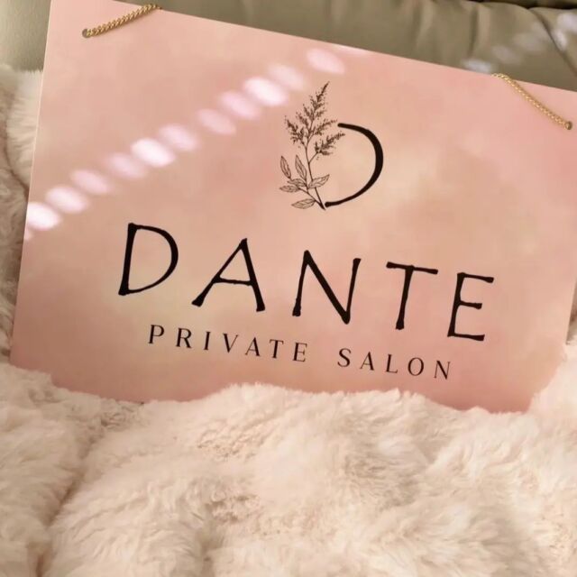 お客様ご紹介

2023年12月8日オープン
『DANTE』
 @megumi.dante 様
#まつ毛眉毛専門サロン
#privatesalon
#東郷

#サロン印刷物5点セット
をオーダーいただきました😊

こちらの写真は
#表札看板
になります。

上両サイドに2箇所の穴あけ
吊るすタイプでの納品です。

ロゴはナチュラルさを感じられるリーフを
Dと組み合わせたデザインに🌿

サロンコンセプトに合わせて
温かみのある色味へのこだわりと
ロゴが際立つシンプルなデザイン
を追求した結果、
こちらのピンクオレンジとイエローが
入り混じたデザインに仕上がりました💕

只今最後のリーフレット制作に取り掛かり中！
間もなく完成です🎵

この度は
どうもありがとうございました😆