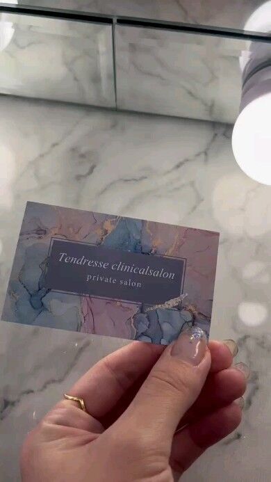 お客様ご紹介

『タンドレスクリニカルサロン』
 @tendresse.clinicalsalon 様
#毛穴洗浄
#privatesalon
#千葉県袖ヶ浦

#テンプレート名刺 (No.015)
をオーダーいただきました😆

表面のサロン名のフォントを
どれにしましょうか～と
一緒にあれこれやりながら
最終的には読みやすい
ブロック体の斜体に💕

斜体にするだけで筆記体っぽい
おしゃれさが出て素敵になります☺️

この度は
どうもありがとうございました💗